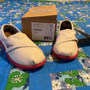 TOMS girls shoes Brand New in Box❤️💕